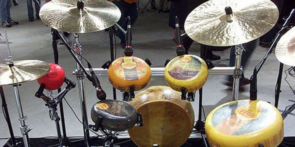 Alat Musik Drum Set Ini Terbuat dari Keju thumbnail